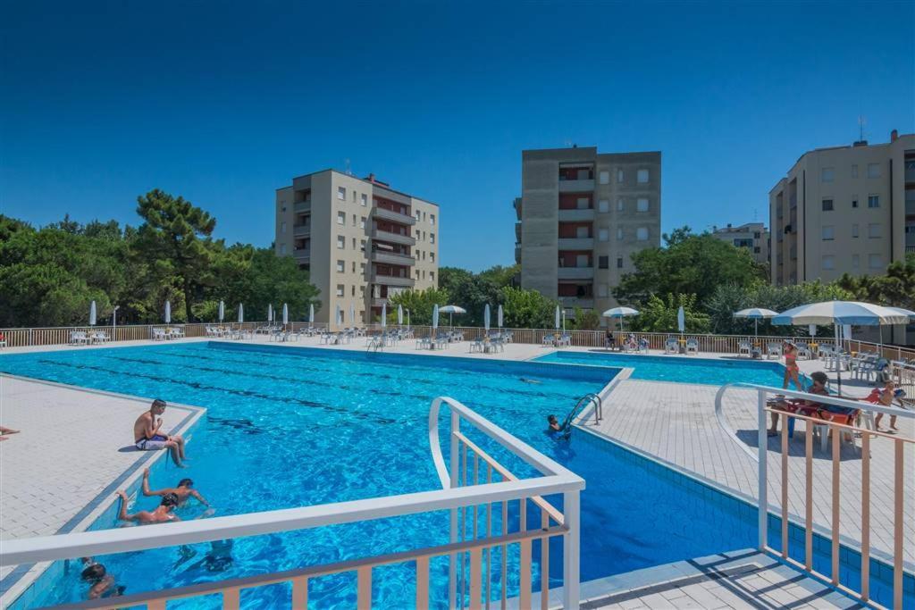 Residence Green Beverly Con Piscina Lido Adriano Kültér fotó